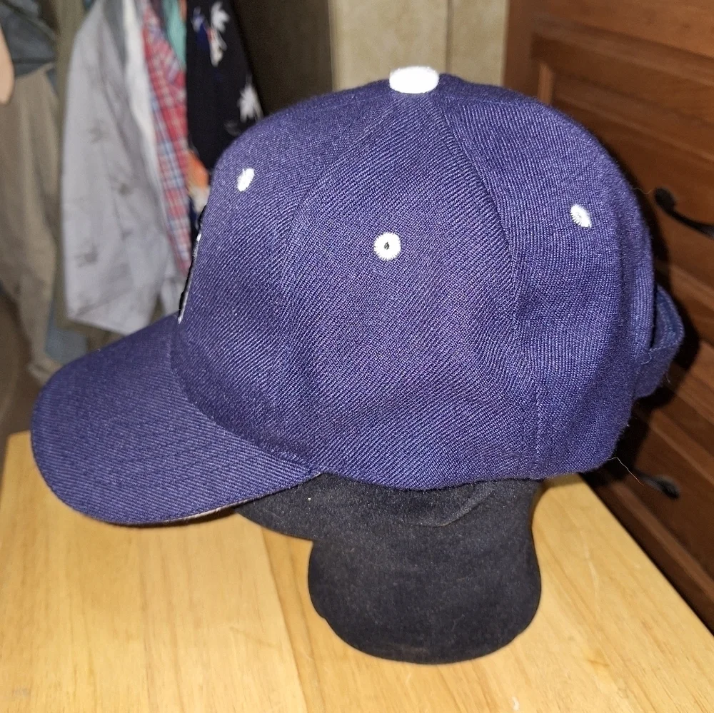 An Unbranded New York Yankees adjustable ball cap/truckers hat. Pre-loved